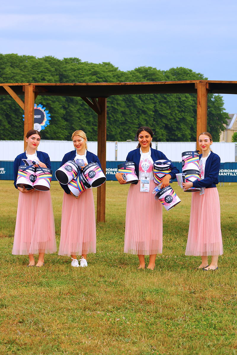 hotesses et boites a chapeau