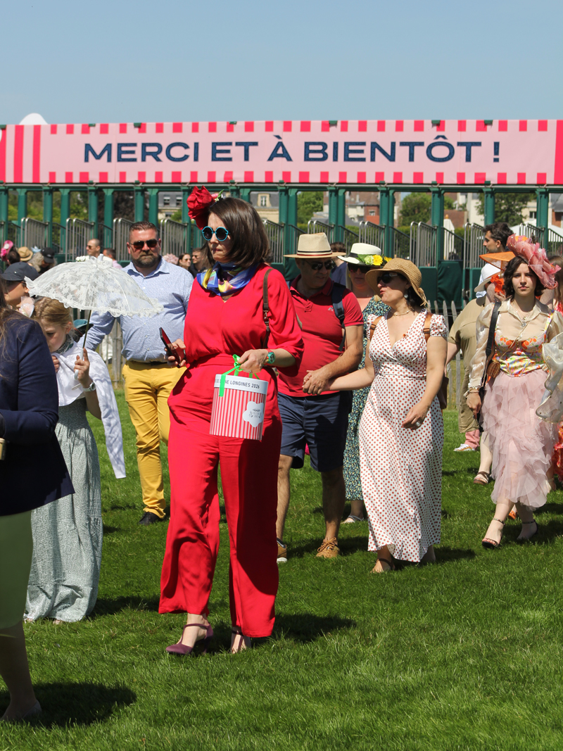 vue des tribunes prix de diane longines 2026